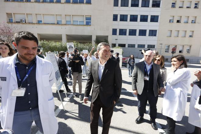 "Las palabras de Marciano, un engaño de tirano": escrache al conseller de Sanidad en el Hospital de Alicante