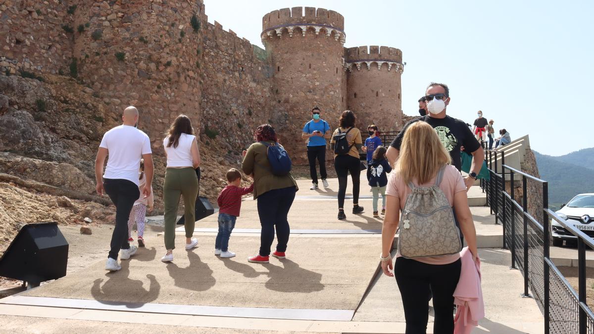 Turistas suben por la rampa que da acceso al castillo de Onda, el único accesible en toda la provincia.