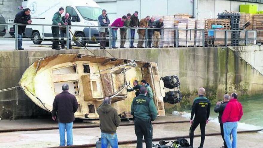 La embarcación, tras ser arrastrada hasta el puerto de Llanes.