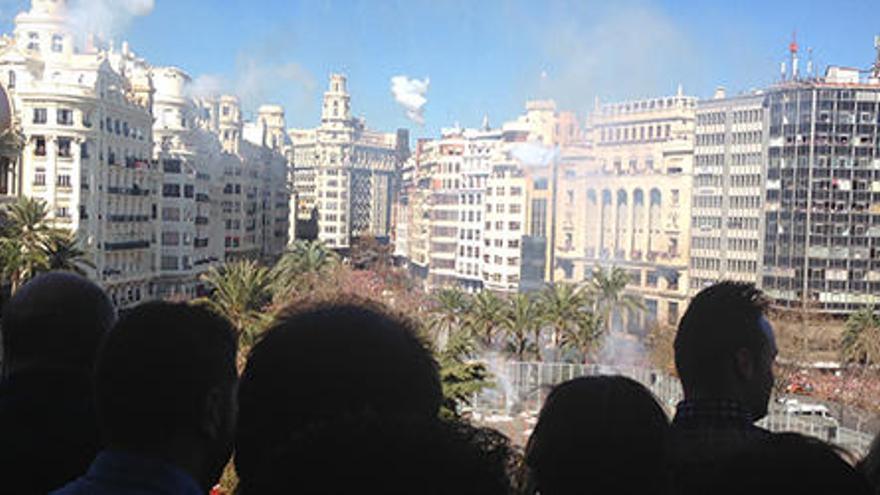 Uno de los balcones de la plaza del Ayuntamiento de Valencia lleno de gente viendo la &#039;mascletà&#039;