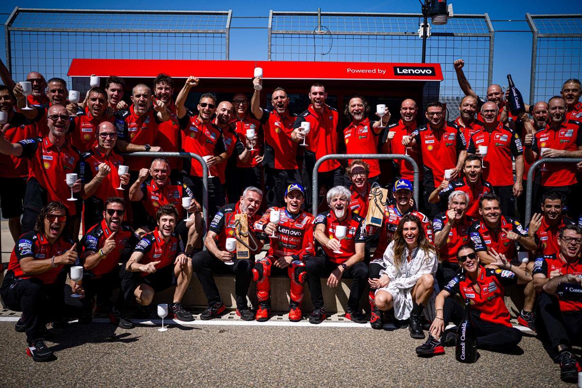 Marc Márquez y 'Pecco' Bagnaia comparten podio con todo el equipo Ducati Lenovo.