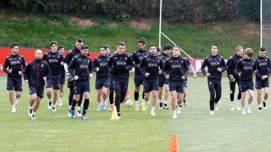 La plantilla rojiblanca, en el entrenamiento de ayer.