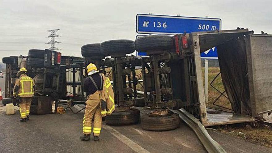 Imatge del camió bolcat, ahir al matí, a l&#039;eix Transversal, a Manresa