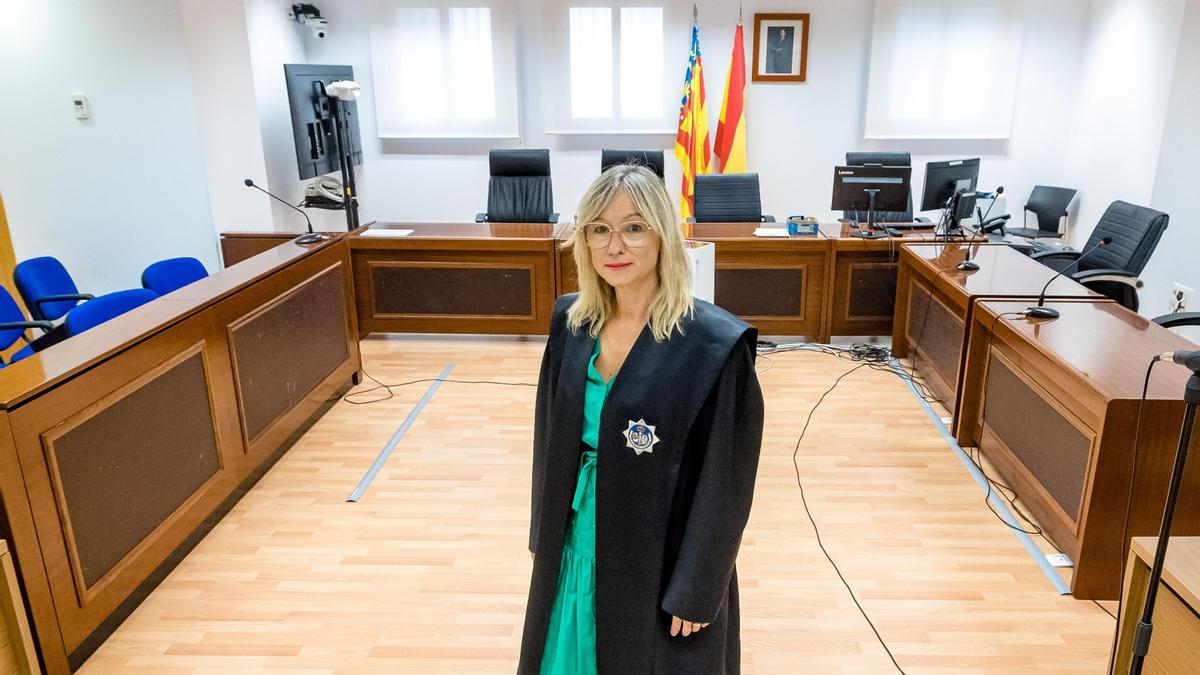 La letrada de la Administración de Justicia de la Oficina del Jurado, Esther Serrano, en una de las salas de vistas de la Audiencia de Alicante.