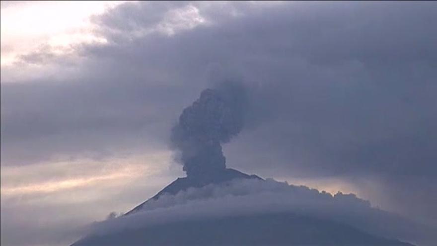 El volcán Popocatepetl erupciona y genera una nube de tres kilómetros de altura