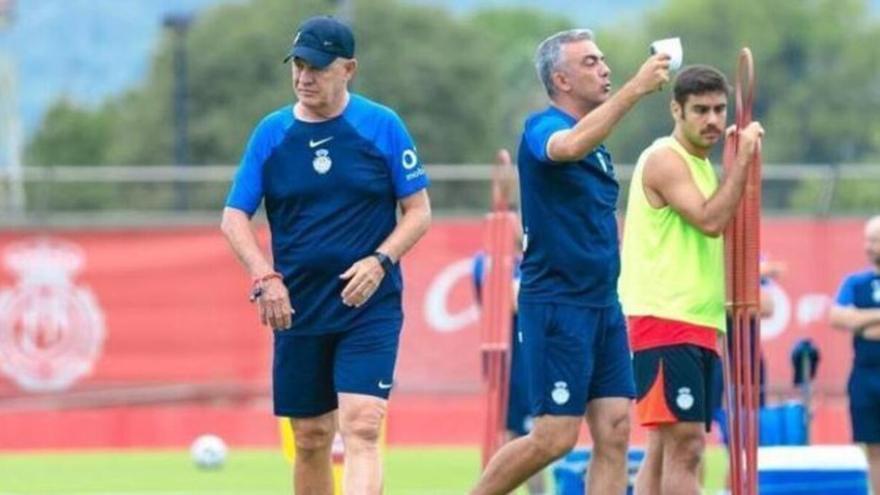 Así ha felicitado la plantilla del RCD Mallorca el cumpleaños a su técnico Javier Aguirre