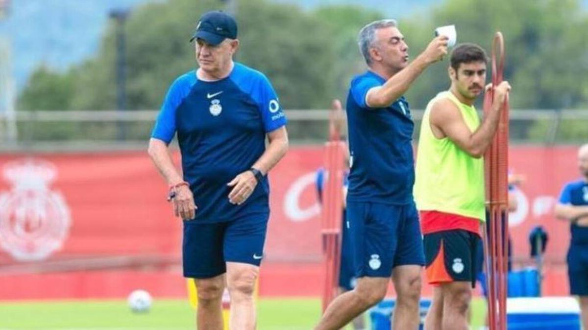 Aguirre celebra su aniversario con la plantilla del Mallorca en el entrenamiento