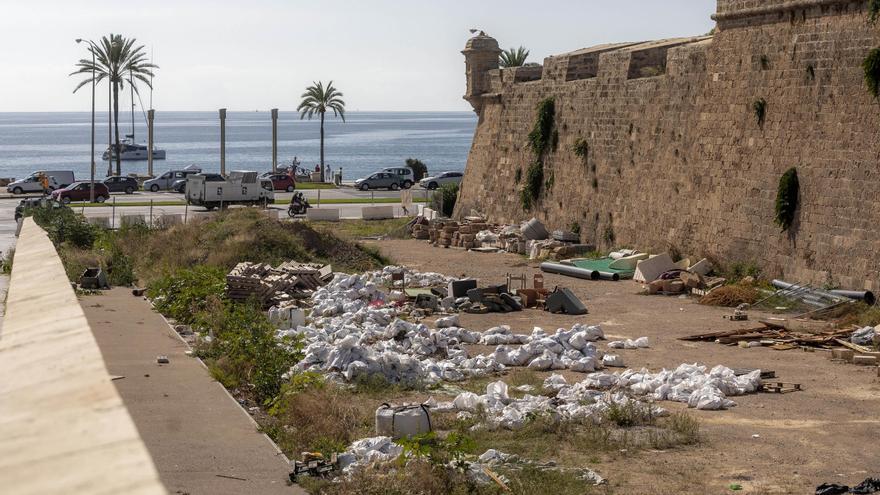 Müll auf Mallorca: An der historischen Stadtmauer von Palma türmt sich der Bauschutt