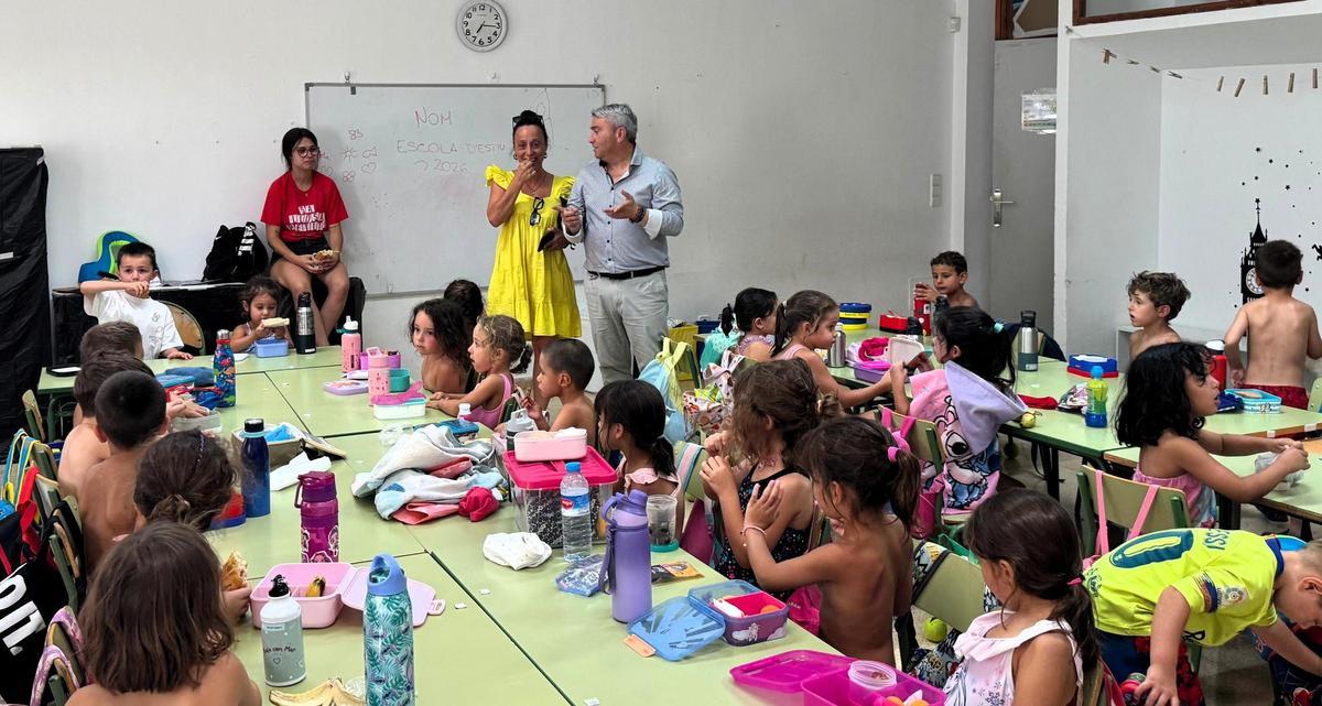 El alcalde Virgilio Moreno visita una de las actividades infantiles.
