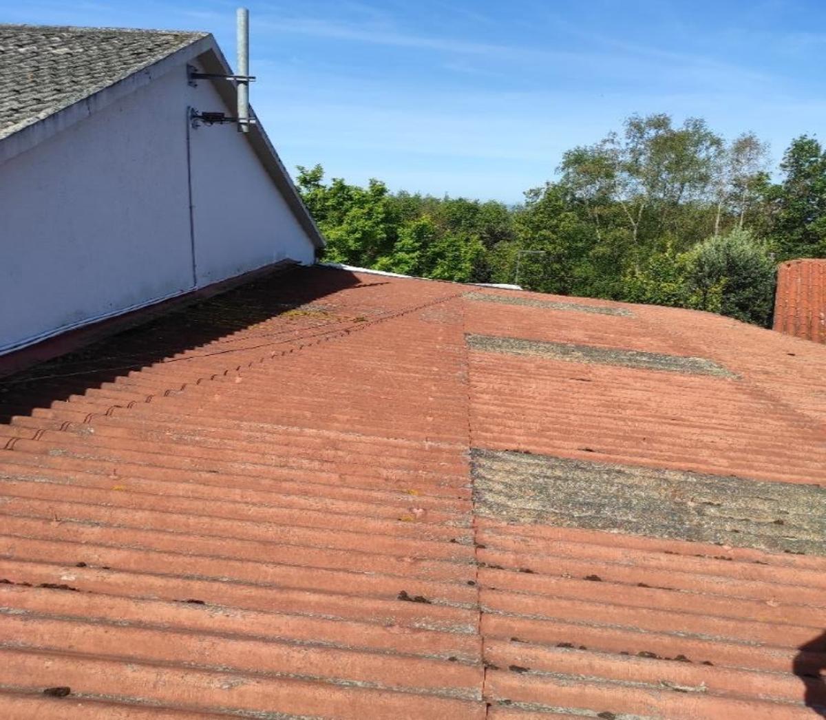 Cubierta de fibrocemento sobre edificio polivalente.