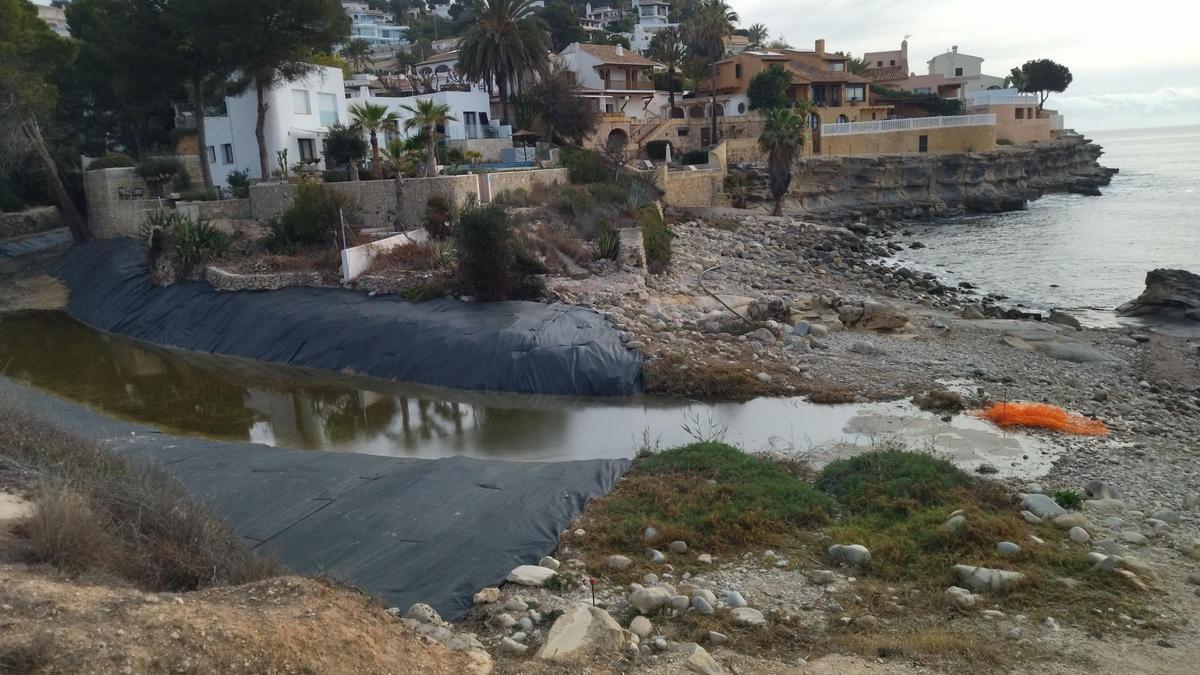 La cala Baladrar de Benissa y los plásticos que tapizan la desembocadura del barranco