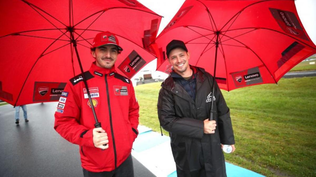 Bagnaia y Stoner, durante un paseo en la pista de Phillip Island