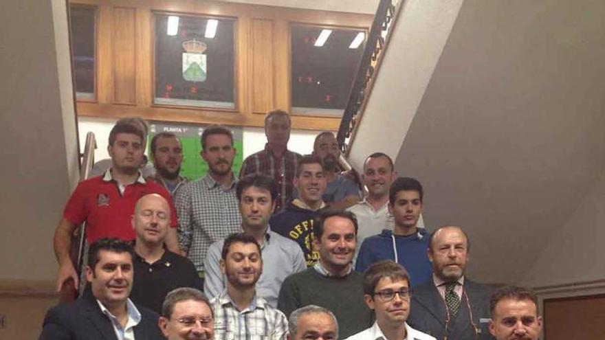 Foto de grupo de la recién constituida Federación Taurina Nacional de Festejos Populares. En la segunda fila de izquierda a derecha Roberto Fernández, presidente de la ABTE y Francisco J. Hernández .