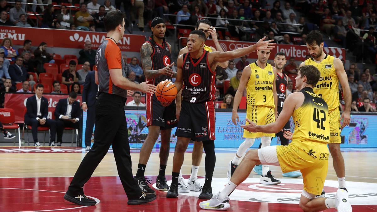 Bell-Haynes protesta una acción durante el último partido ante el Tenerife.