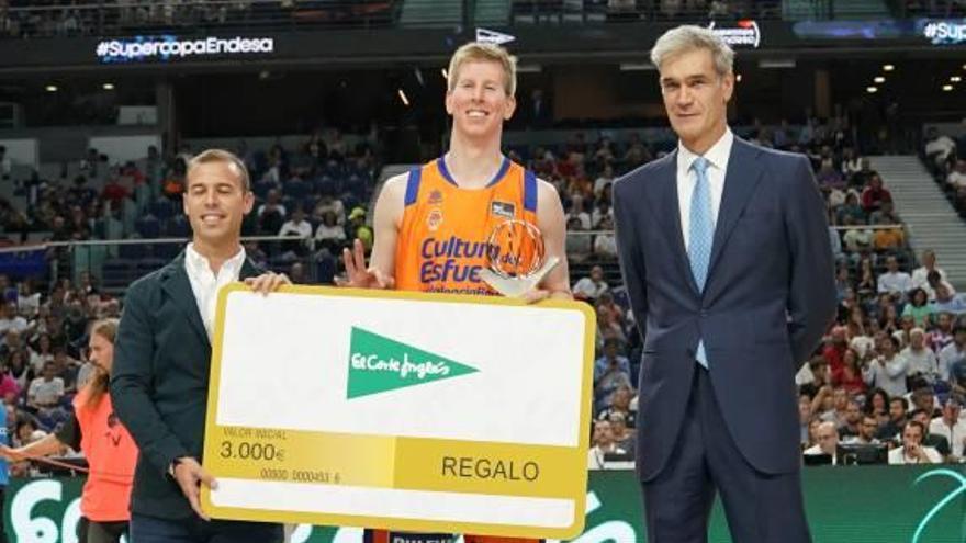 Brock Motum, con el cheque de ganador, junto a Antonio Martín.