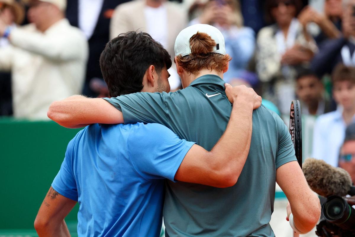 Jannik Sinner y Carlos Alcaraz tras la final de este domingo en Montecarlo.