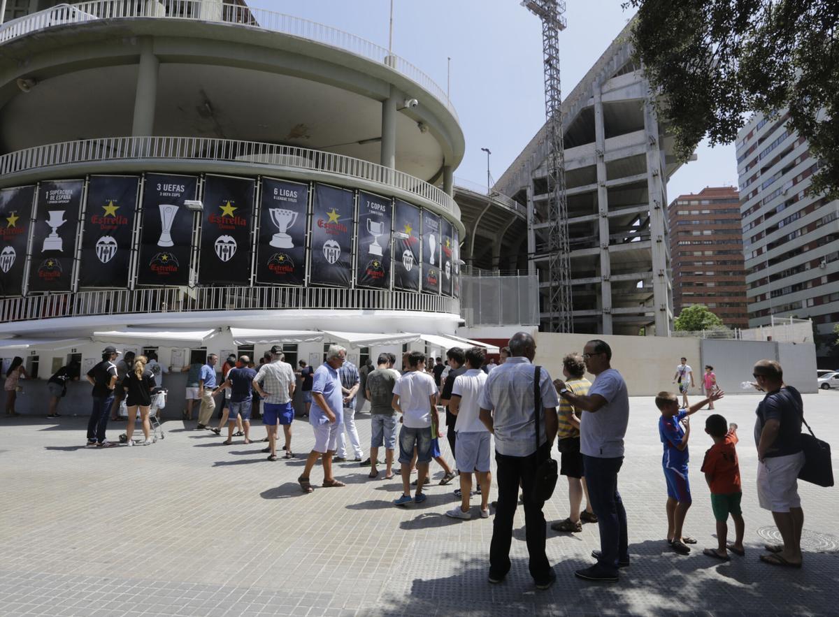 DEPORTES/// Colas en las taquillas de Mestalla para comprar o renovar los pases de temporada. Fútbol. Colas de aficionados en las taquillas del estadio de Mestalla para la compra o renovación de abonos. Afición VCF