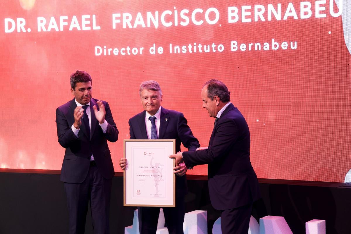 El ginecólogo Rafael Bernabeu recibe la Medalla de Oro y Brillantes de la Cámara de manos de Carlos Mazón y Carlos Baño.