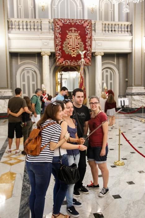 Visita a la Real Senyera en el Ayuntamiento