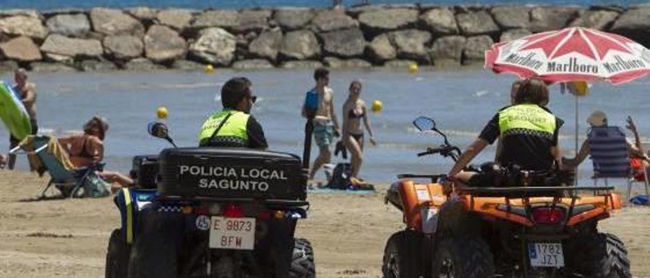 Agentes de la sección de Playas de la policía local.