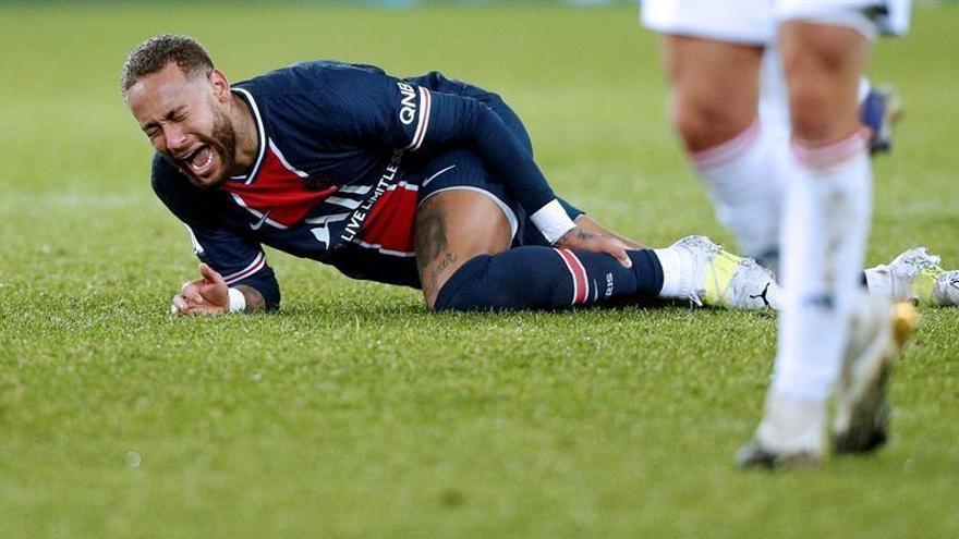 Neymar deja el campo en camilla tras una brutal entrada