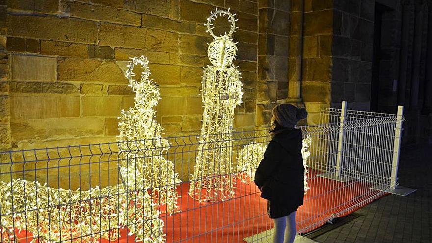 Una niña observa el Misterio, en la Plaza de Santa María. | E. P.