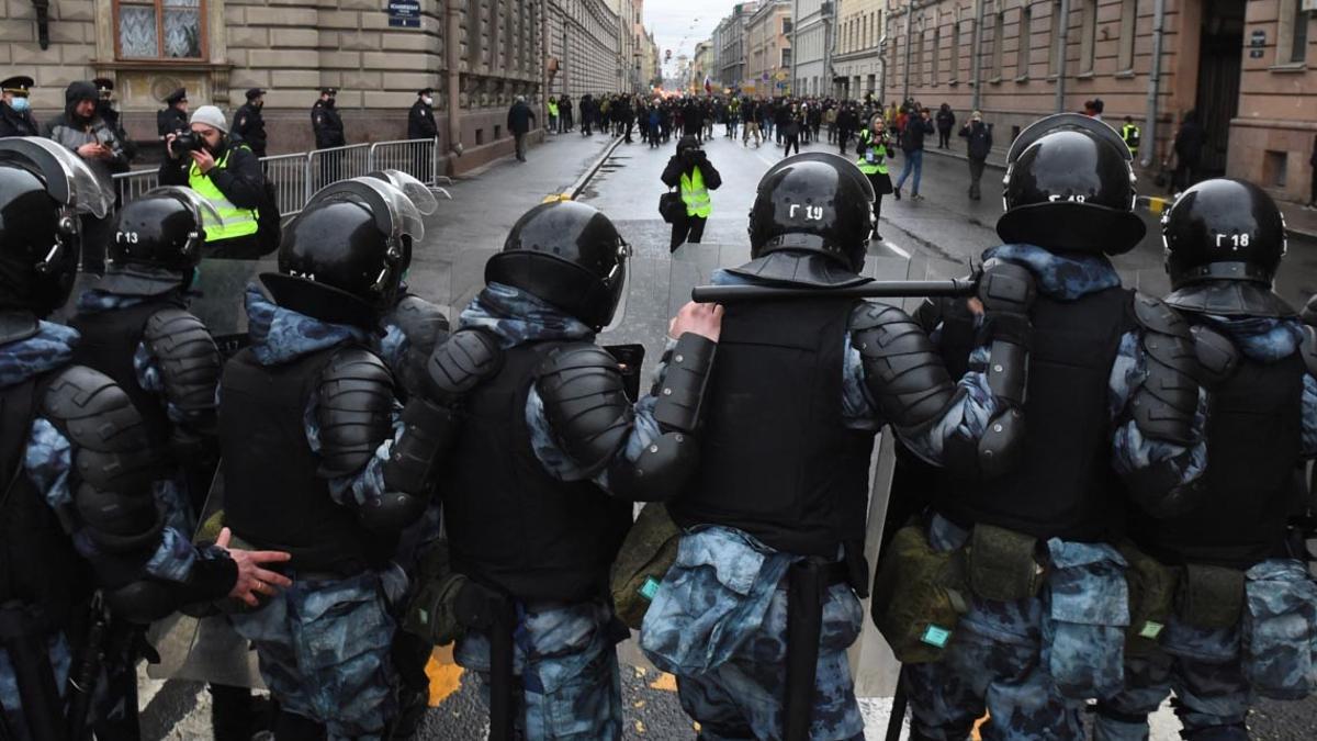 Periodistas y observadores independientes silenciados para reprimir la información sobre las protestas