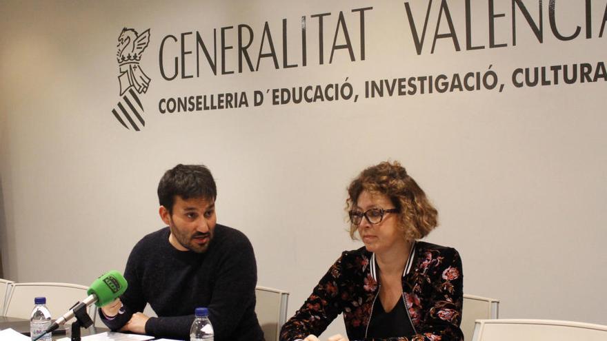 El conseller Vicent Marzà y la directora general de Universidades e Investigación, Josefina Bueno, en la presentación de las bases de los contratos del Plan GenT.