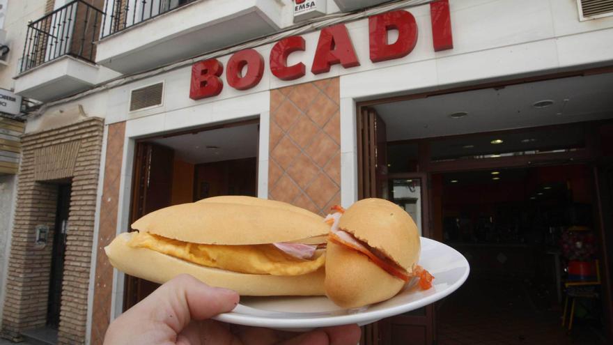 Una joven cordobesa arrasa en TikTok al enseñar los míticos bocadillos de Bocadi