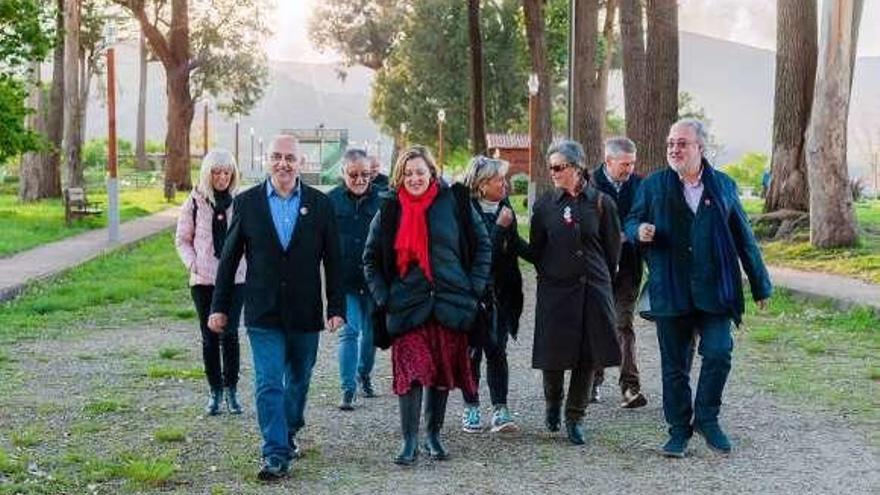 Los socialistas paseando por el Mirador de Monte Porreiro. // FdV