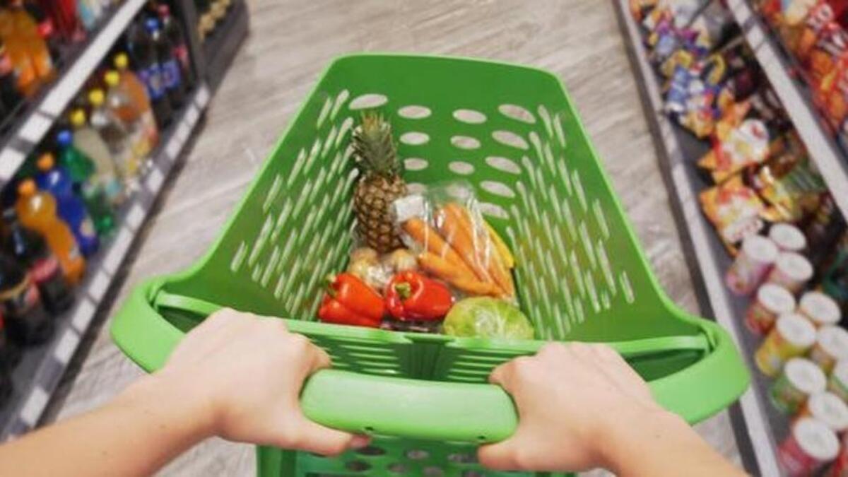 Elegir productos frescos en el supermercado.