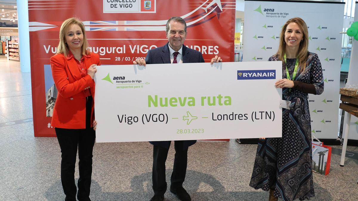 La concelleira de Turismo, María Lago; el alcalde de Vigo, Abel Caballero; y la directora del aeropuerto, Ana Molés; durante el estreno de la ruta a Londres