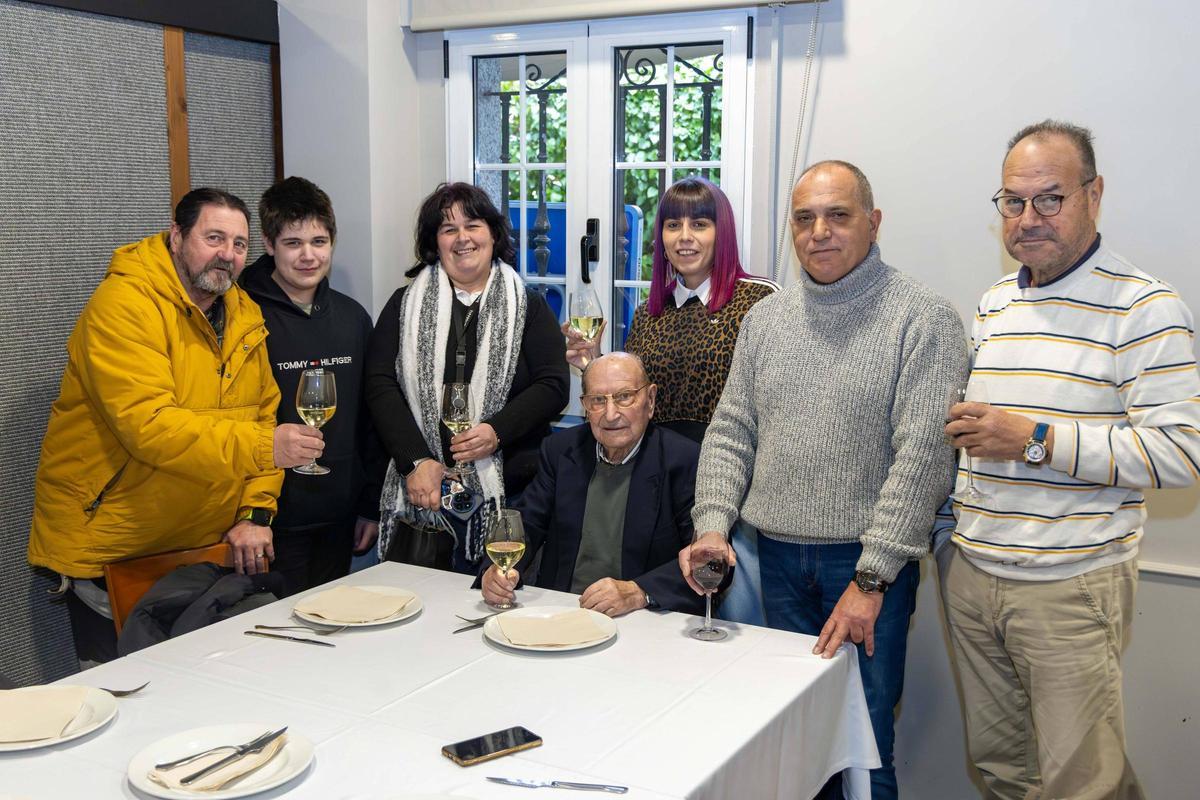 José Barreiro Veiga, durante la celebración de su 102 cumpleaños en un restaurante de Cacheiras.