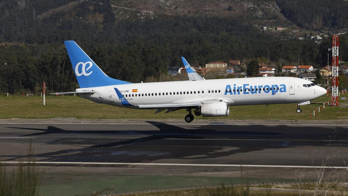 El primer avión en aterrizar en Vigo tras el cierre del aeropuerto por el socavón en la pista