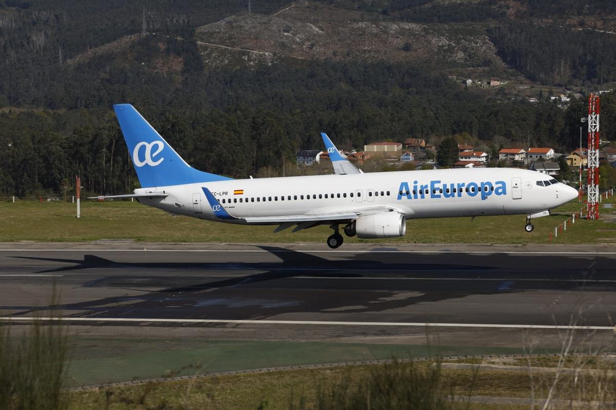 El primer avión en aterrizar en Vigo tras el cierre del aeropuerto por el socavón en la pista