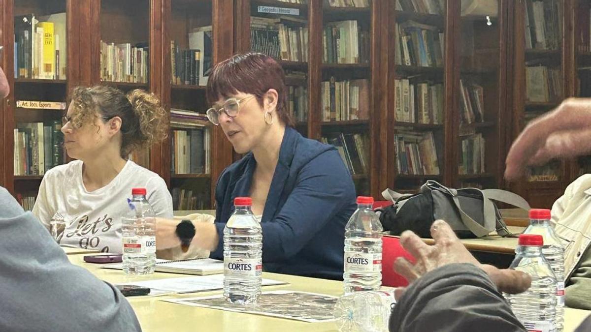 Àgueda Micó en la reunión con los vecinos y vecinas de Llanera