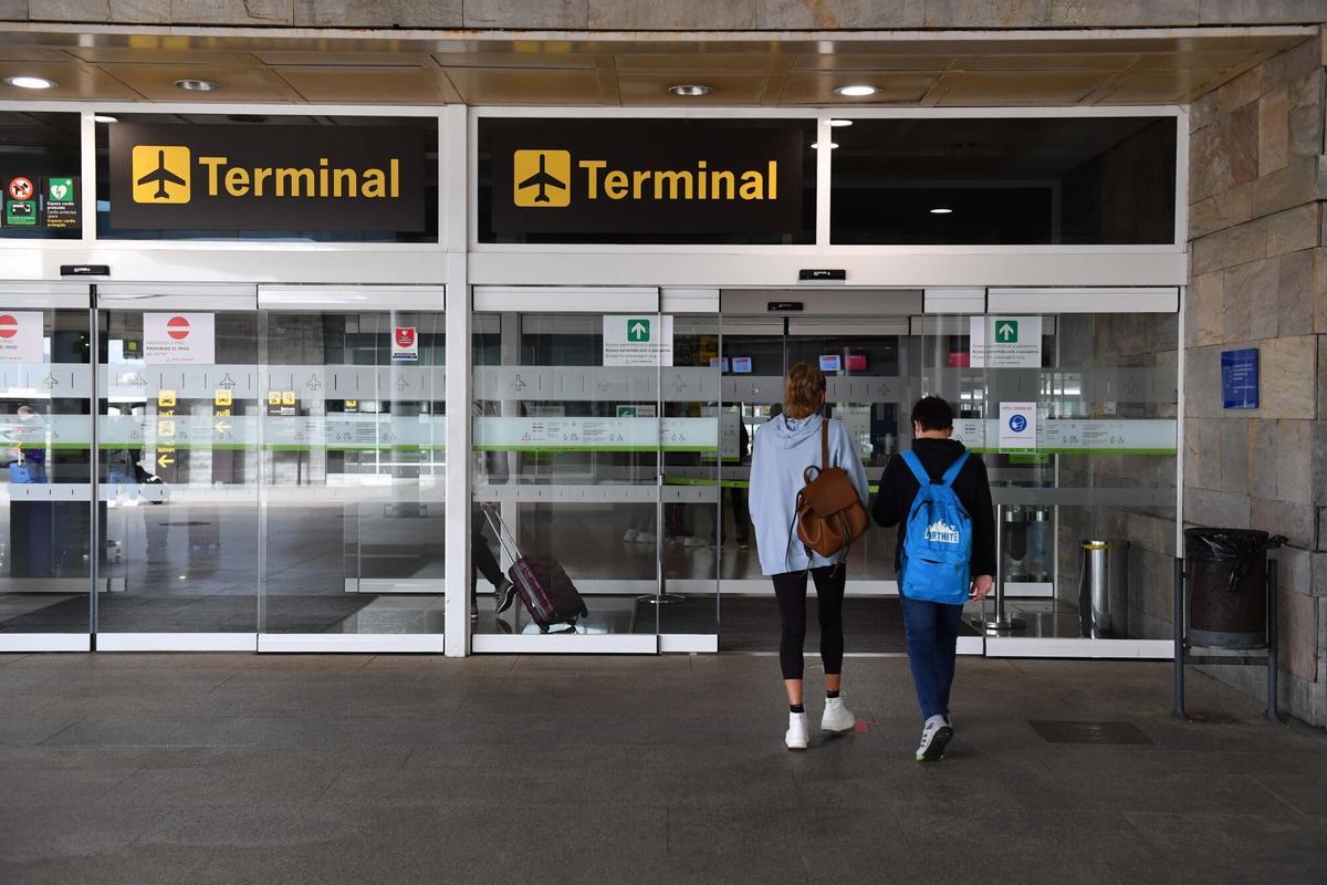 Usuarios entran al aeropuerto de A Coruña