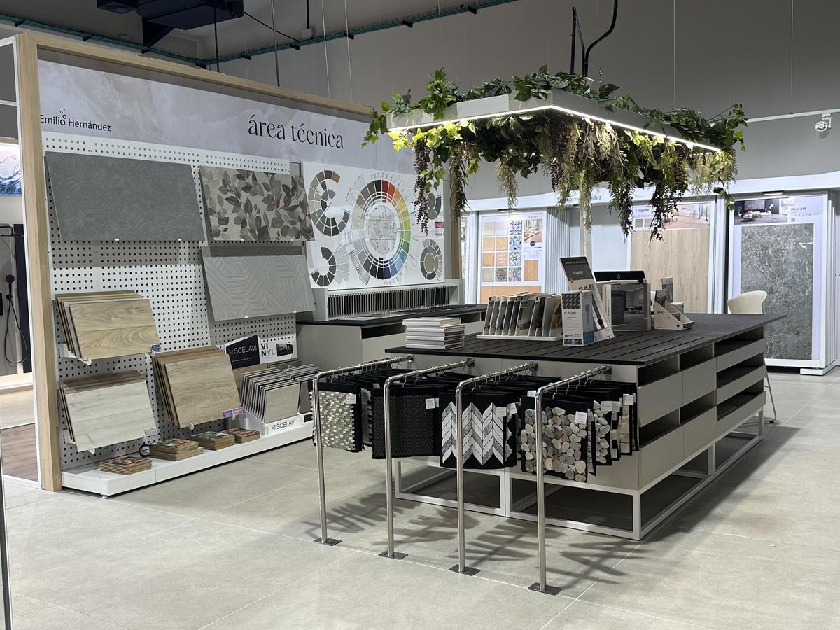 Fustecma ofrecemos una selección de materiales, productos  y sistemas innovadores, siempre a la vanguardia, para aportar un valor añadido a cada proyecto y personalizar al máximo cada espacio expositivo.
