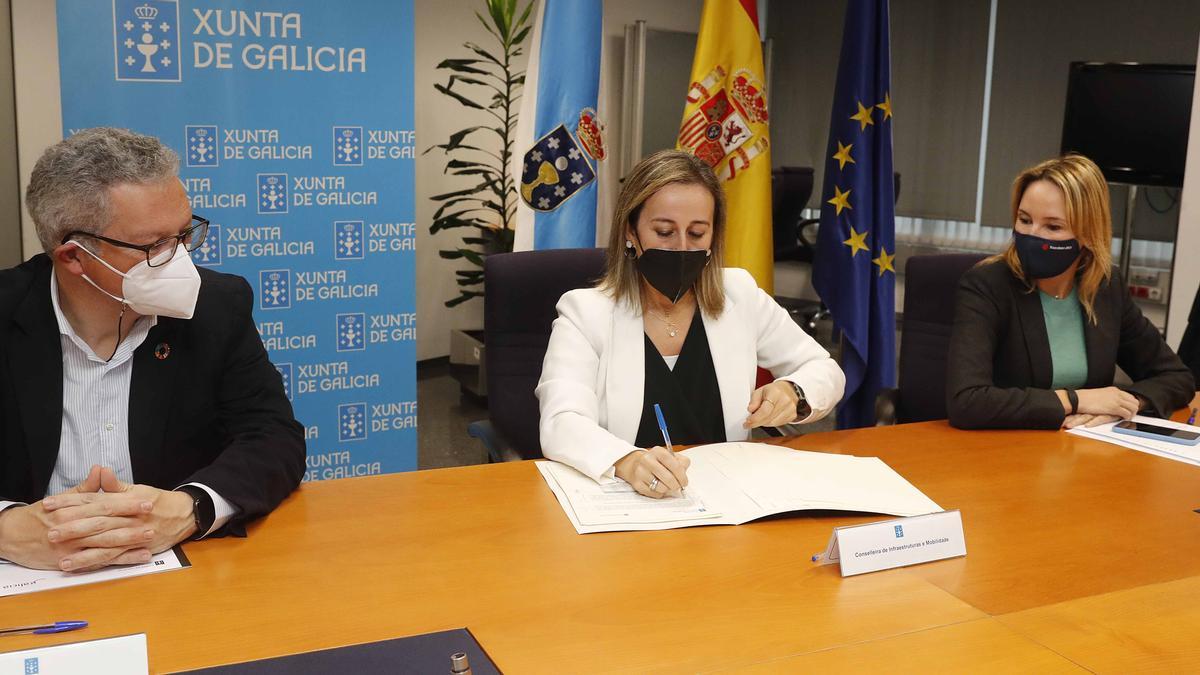 Momento de la firma de la conselleira de Infraestruturas e Mobilidade, Ethel Vázquez