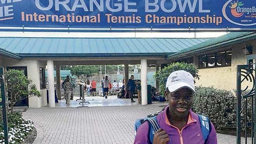 Dami Edibson en la entrada del Frank Veltri Tennis Centre que alberga la Orange Bowl en Miami.