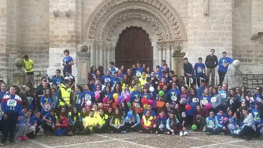 Alumnos y profesores posan en la portada de La Colegiata tras participar en la carrera popular. Foto