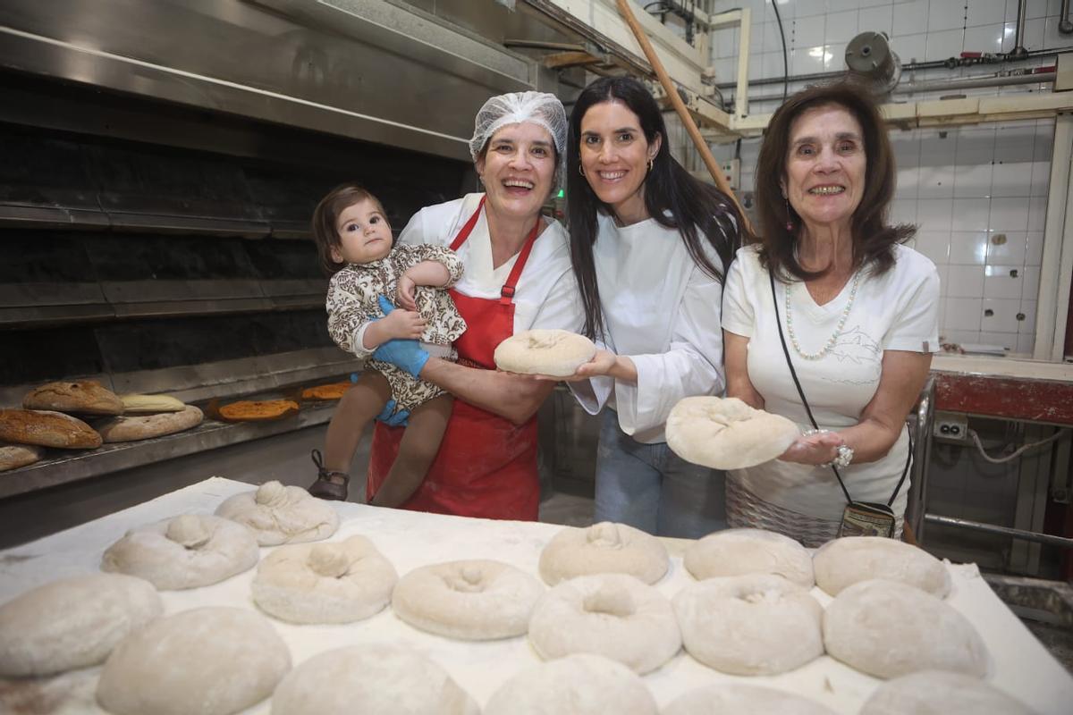 La familia en la panadería carralesa.