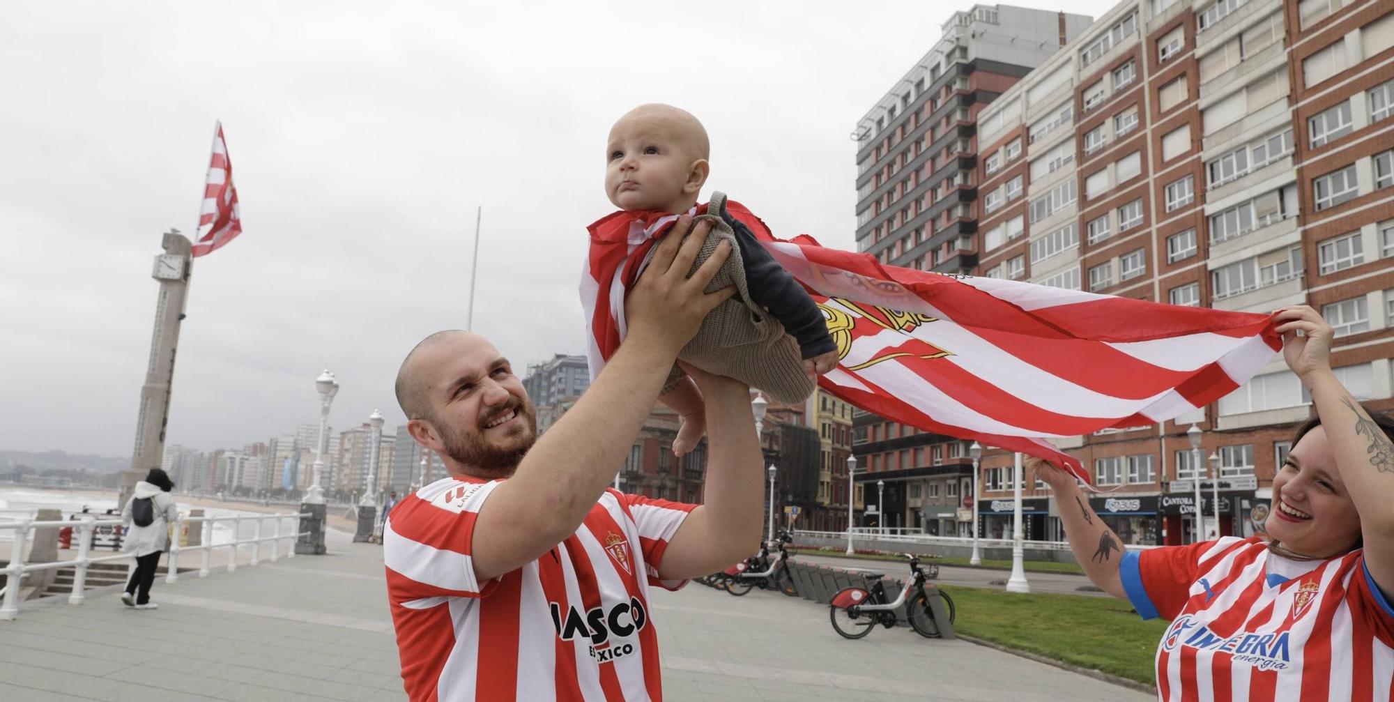 Así ondea la bandera del Sporting en la Escalerona (en imágenes)