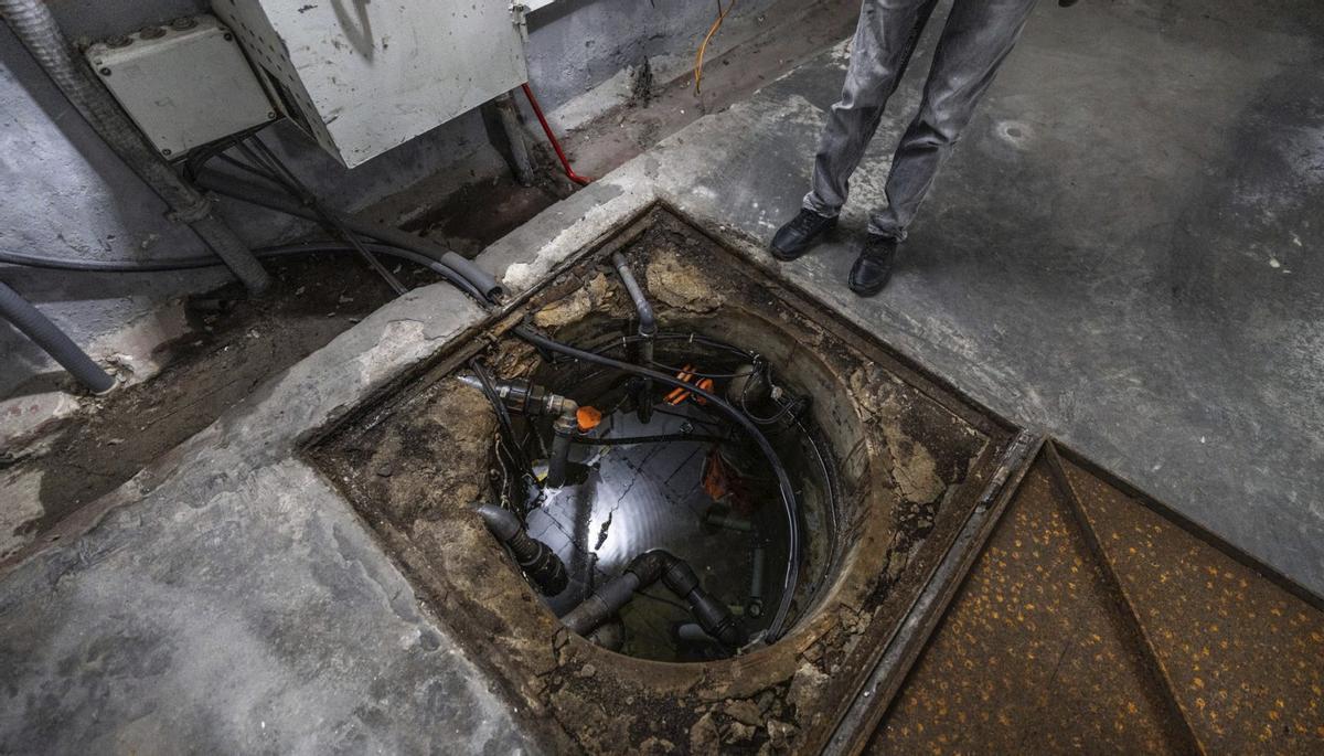 El agua que se perdía en el aparcamiento de un edificio entre la calle Canarias y González Abarca. |  | VICENT MARÍ