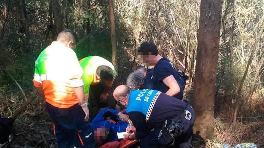 Un momento del rescate, con el ciclista ya inmovilizado para su traslado.