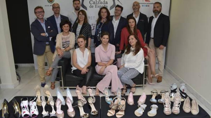 Margarita Vargas, la «Mejor Calzada» 2014, recibe 15 pares de zapatos de fabricantes de Elda