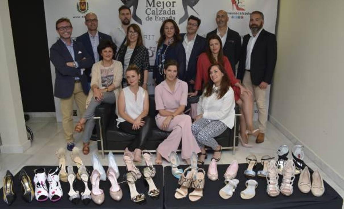 Margarita Vargas, la «Mejor Calzada» 2014, recibe 15 pares de zapatos de fabricantes de Elda