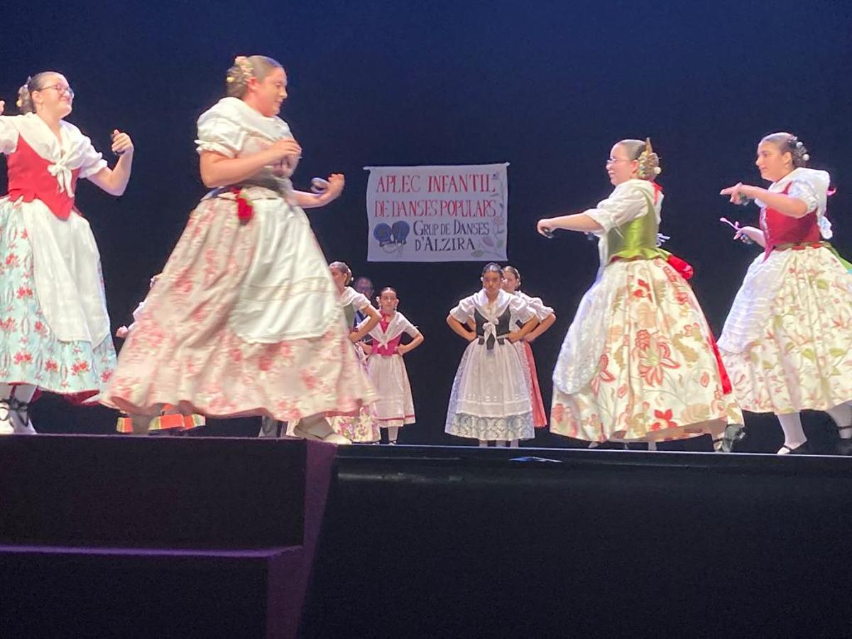 Actuación del grupo infantil del Grup de Danses d’ Alzira