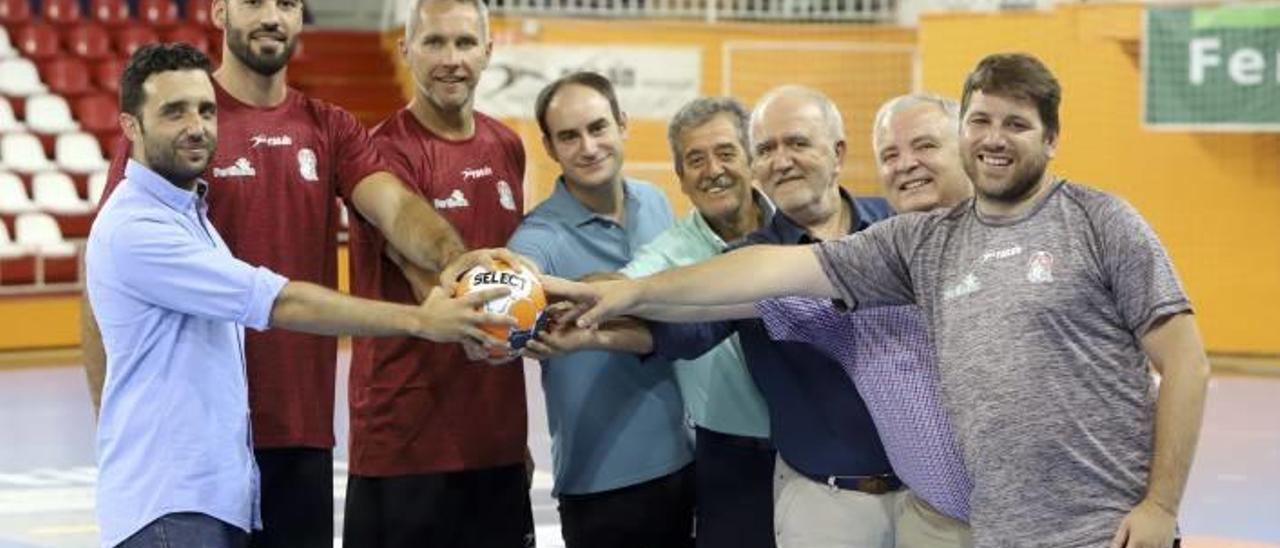 Las autoridades locales, el presidente del club y el director de Fertiberia, con el equipo.