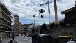 L'escultura que sobrevola l'estació d'autobusos de Manresa